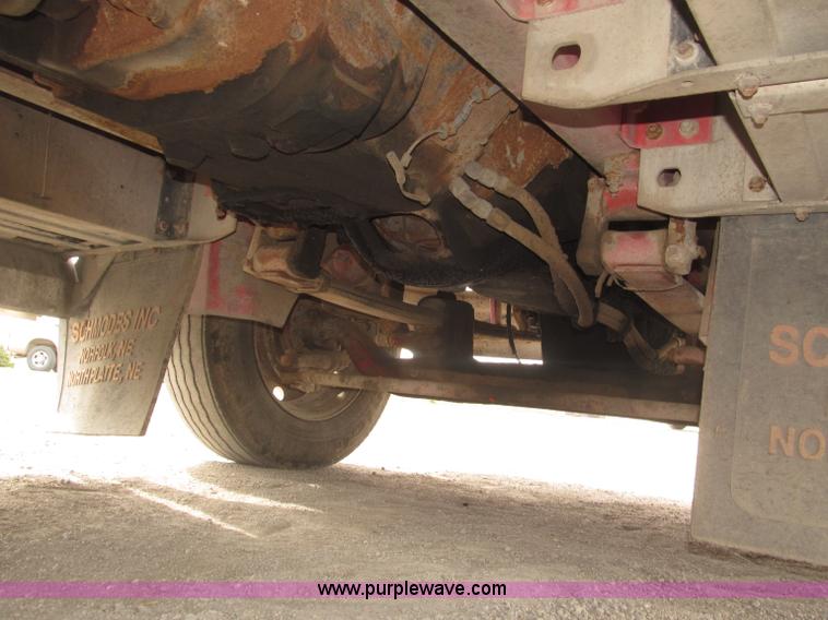 image for item B5486 1997 International 9400 Eagle semi truck