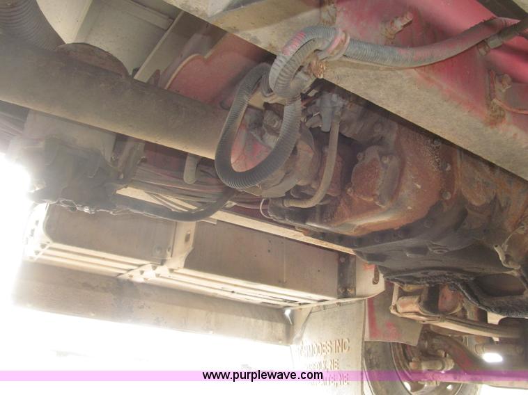 image for item B5486 1997 International 9400 Eagle semi truck