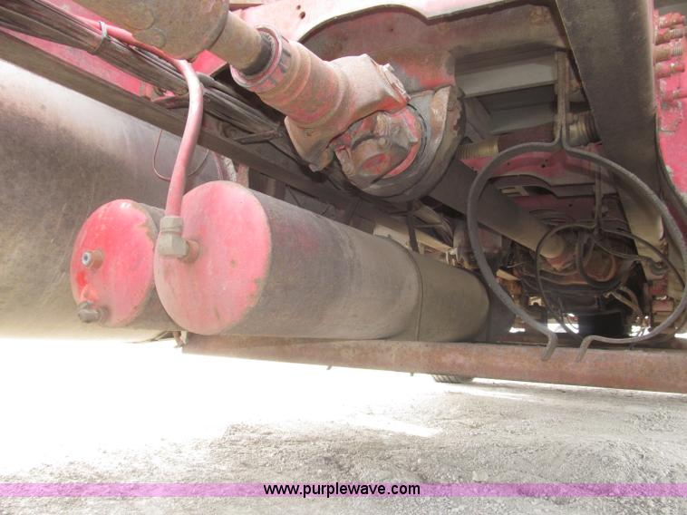 image for item B5486 1997 International 9400 Eagle semi truck