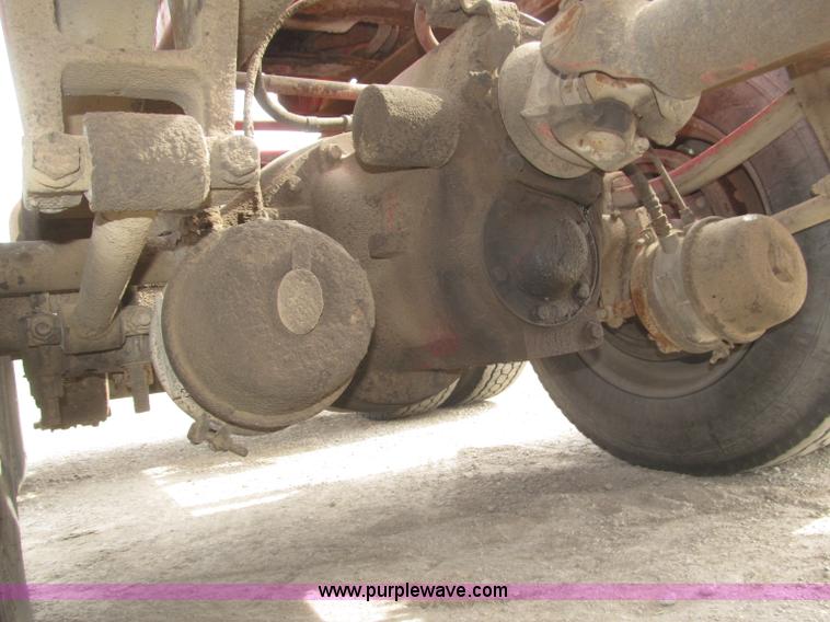 image for item B5486 1997 International 9400 Eagle semi truck