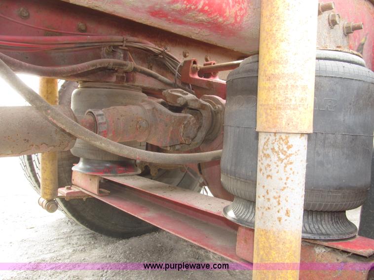 image for item B5486 1997 International 9400 Eagle semi truck