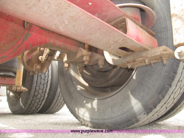 image for item B5486 1997 International 9400 Eagle semi truck