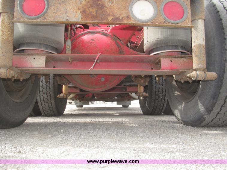 image for item B5486 1997 International 9400 Eagle semi truck