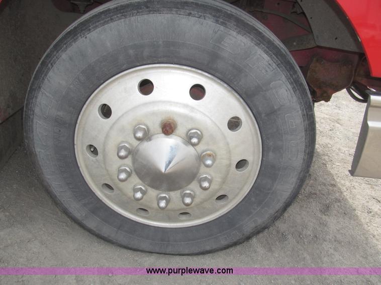 image for item B5486 1997 International 9400 Eagle semi truck