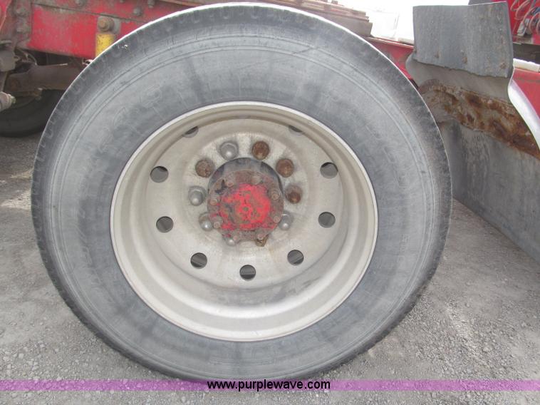 image for item B5486 1997 International 9400 Eagle semi truck