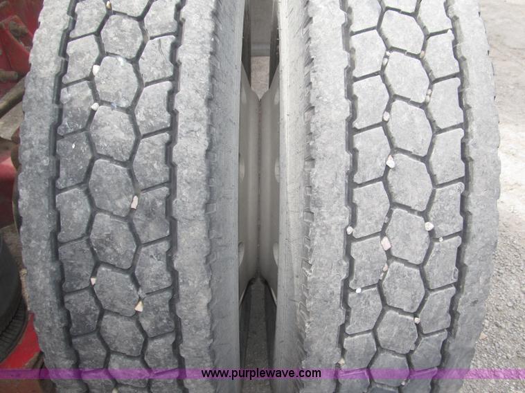 image for item B5486 1997 International 9400 Eagle semi truck