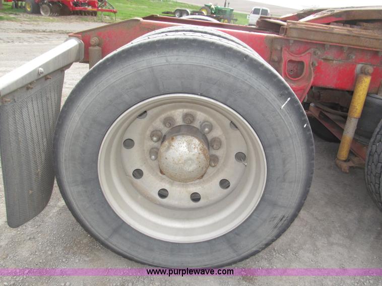 image for item B5486 1997 International 9400 Eagle semi truck