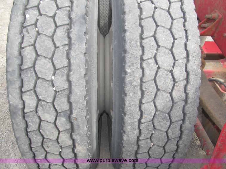 image for item B5486 1997 International 9400 Eagle semi truck