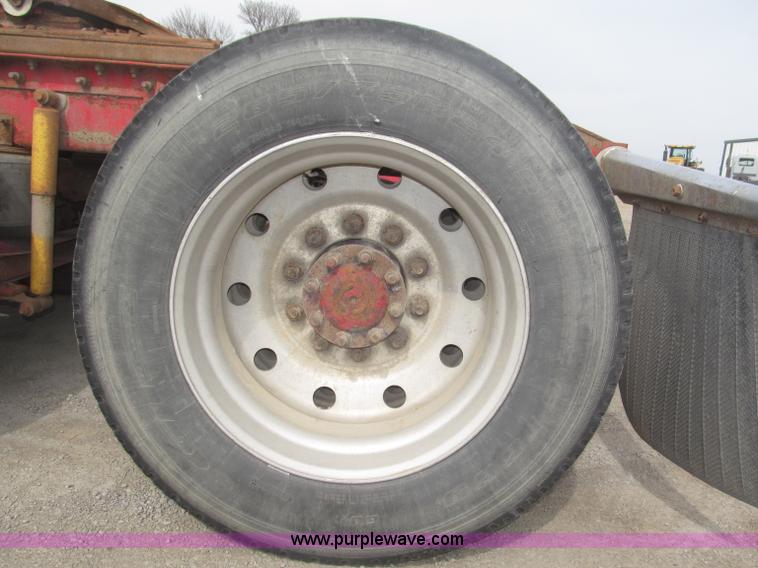 image for item B5486 1997 International 9400 Eagle semi truck