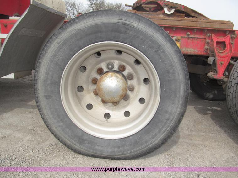 image for item B5486 1997 International 9400 Eagle semi truck