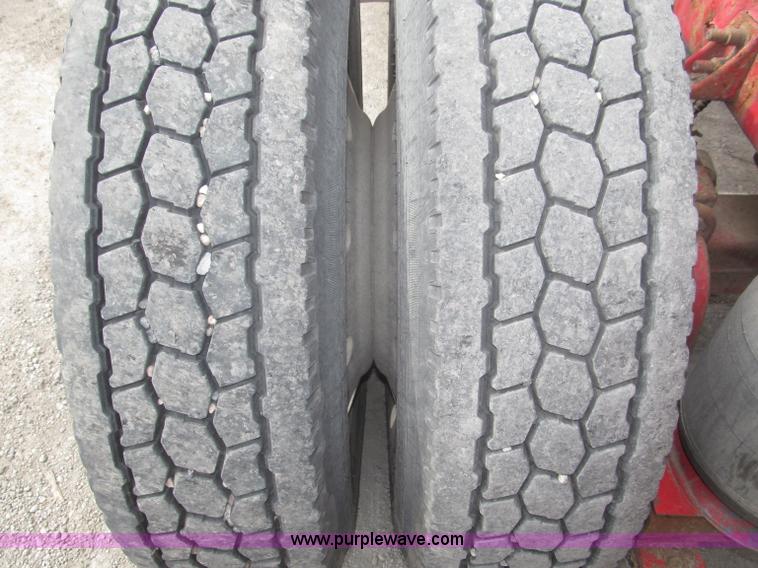 image for item B5486 1997 International 9400 Eagle semi truck