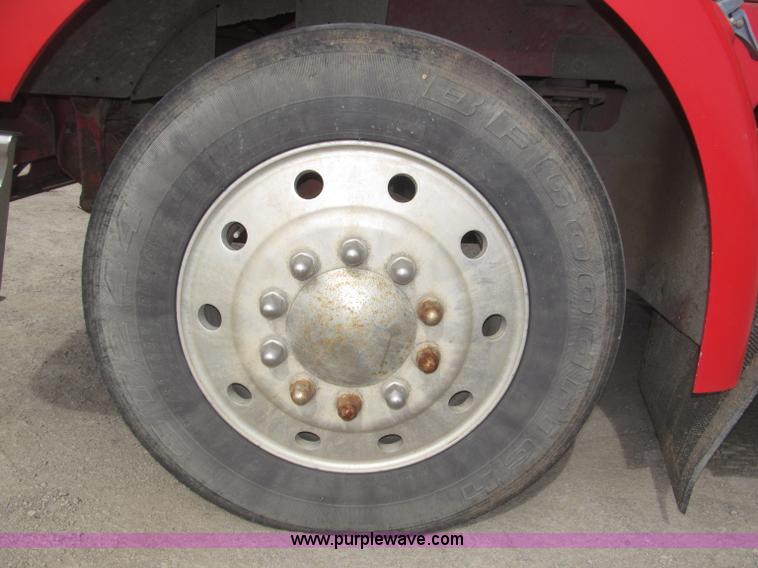 image for item B5486 1997 International 9400 Eagle semi truck