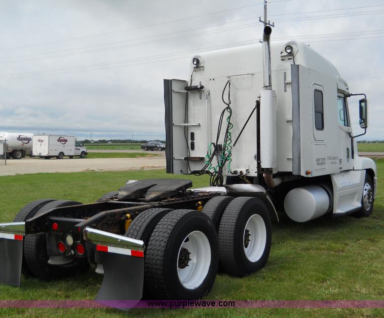 image for item C1129 2004 Freightliner ST120 semi truck