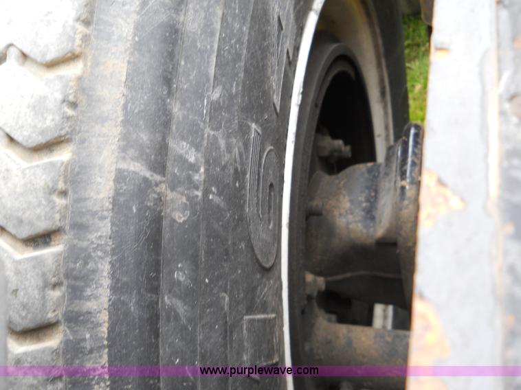 image for item C1129 2004 Freightliner ST120 semi truck