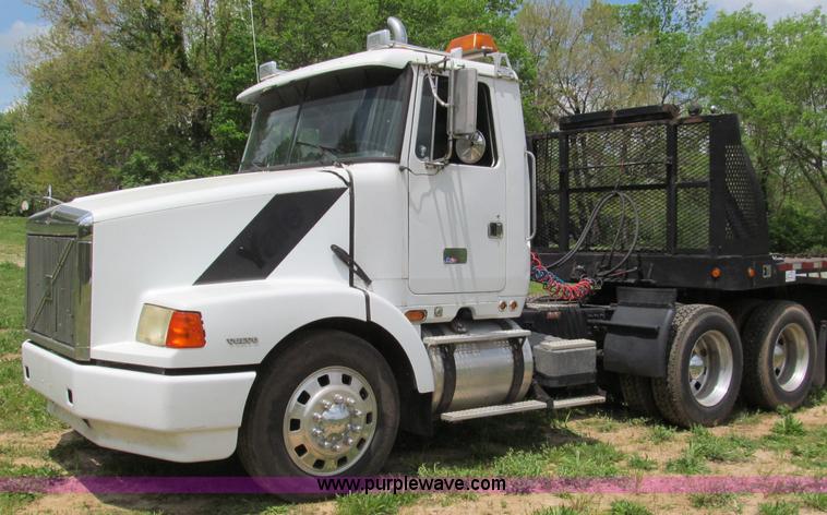 image for item F5065 1996 Volvo 64T semi truck