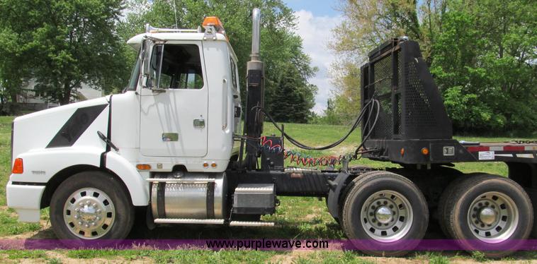 image for item F5065 1996 Volvo 64T semi truck
