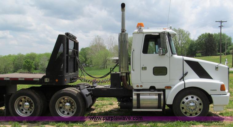 image for item F5065 1996 Volvo 64T semi truck