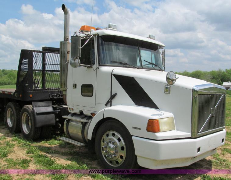 image for item F5065 1996 Volvo 64T semi truck