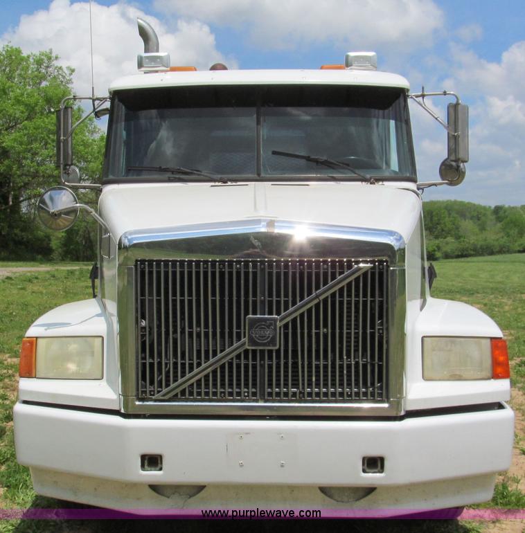 image for item F5065 1996 Volvo 64T semi truck