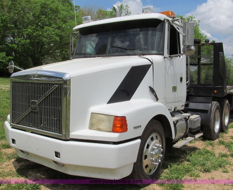 image for item F5065 1996 Volvo 64T semi truck
