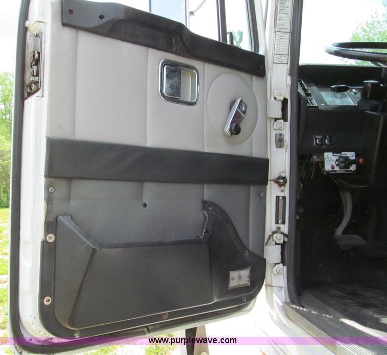 image for item F5065 1996 Volvo 64T semi truck