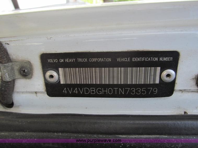 image for item F5065 1996 Volvo 64T semi truck