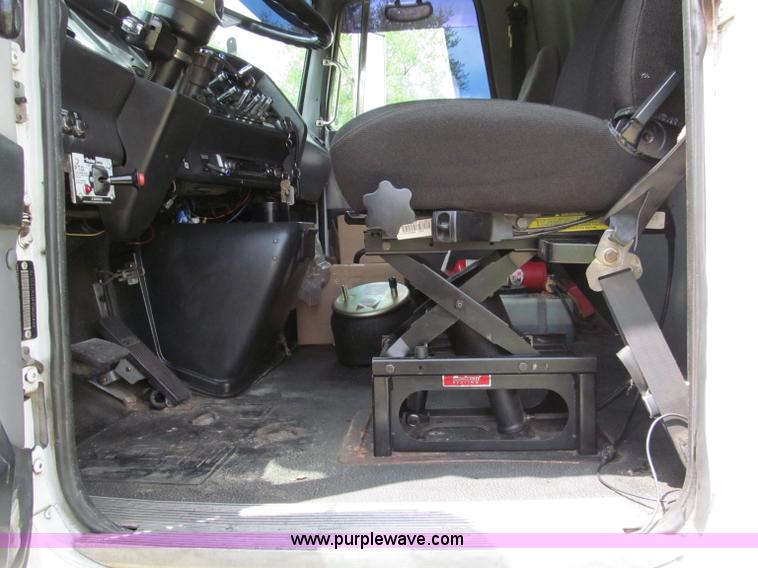 image for item F5065 1996 Volvo 64T semi truck