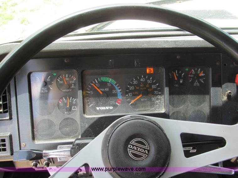 image for item F5065 1996 Volvo 64T semi truck