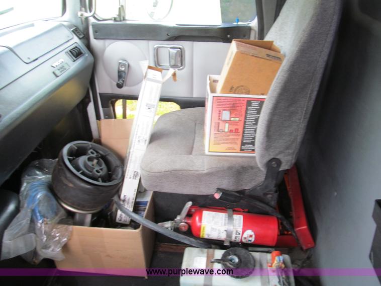 image for item F5065 1996 Volvo 64T semi truck