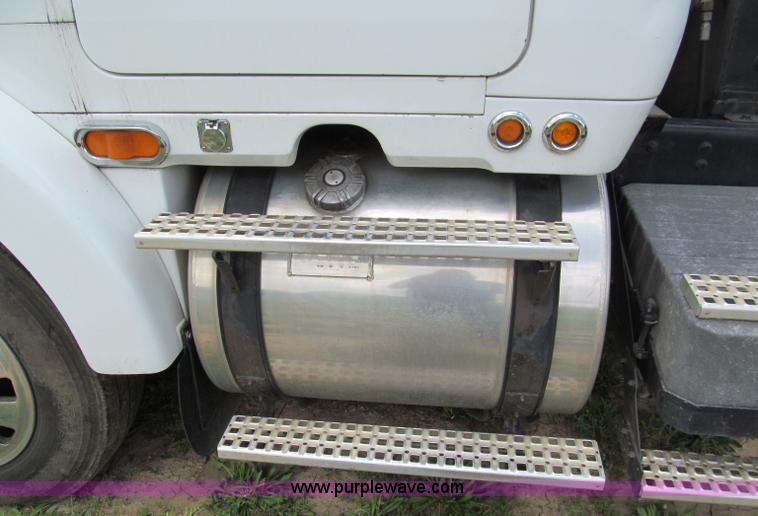 image for item F5065 1996 Volvo 64T semi truck