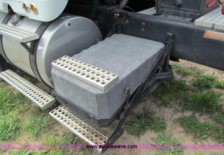 image for item F5065 1996 Volvo 64T semi truck