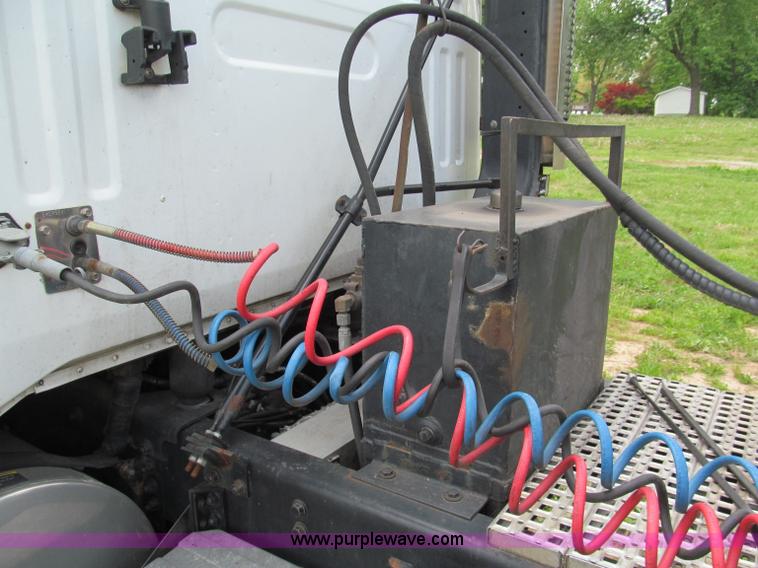 image for item F5065 1996 Volvo 64T semi truck