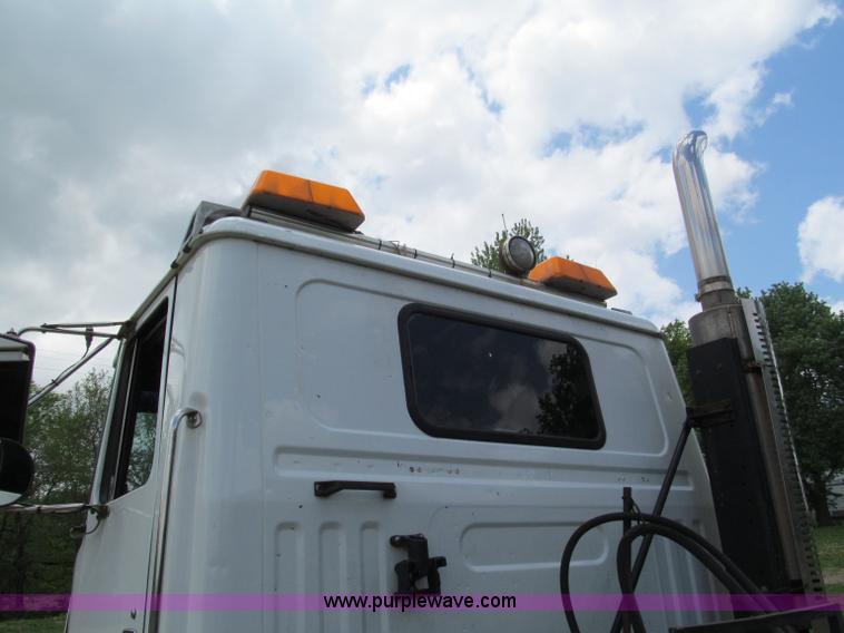 image for item F5065 1996 Volvo 64T semi truck