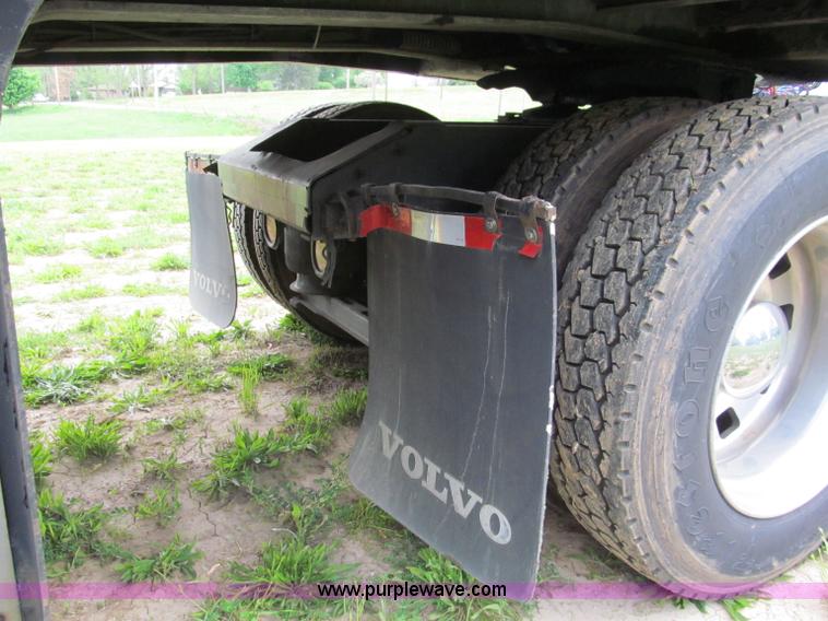 image for item F5065 1996 Volvo 64T semi truck