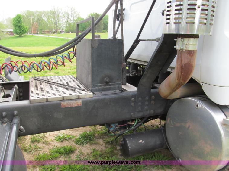 image for item F5065 1996 Volvo 64T semi truck