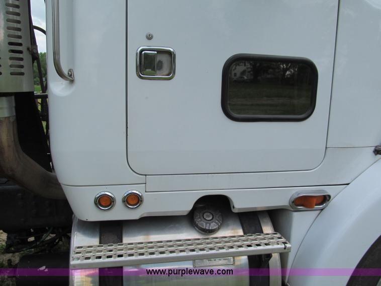 image for item F5065 1996 Volvo 64T semi truck