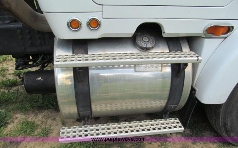 image for item F5065 1996 Volvo 64T semi truck