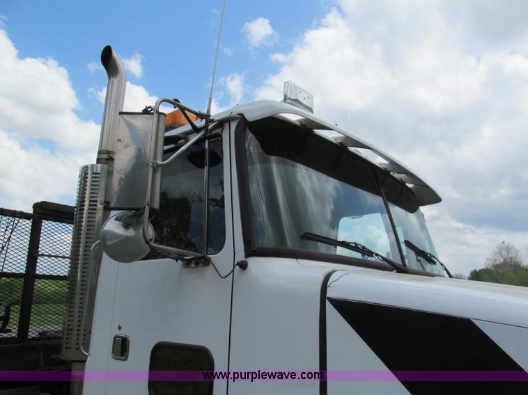 image for item F5065 1996 Volvo 64T semi truck