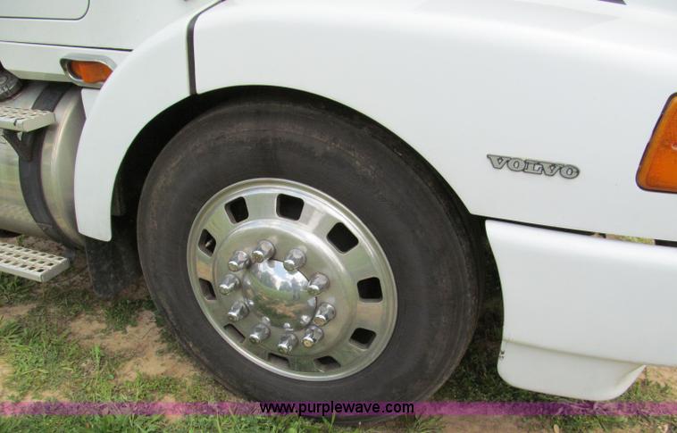 image for item F5065 1996 Volvo 64T semi truck