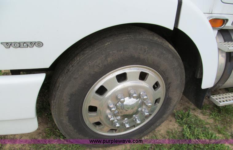image for item F5065 1996 Volvo 64T semi truck