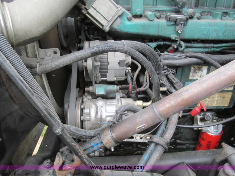 image for item F5065 1996 Volvo 64T semi truck