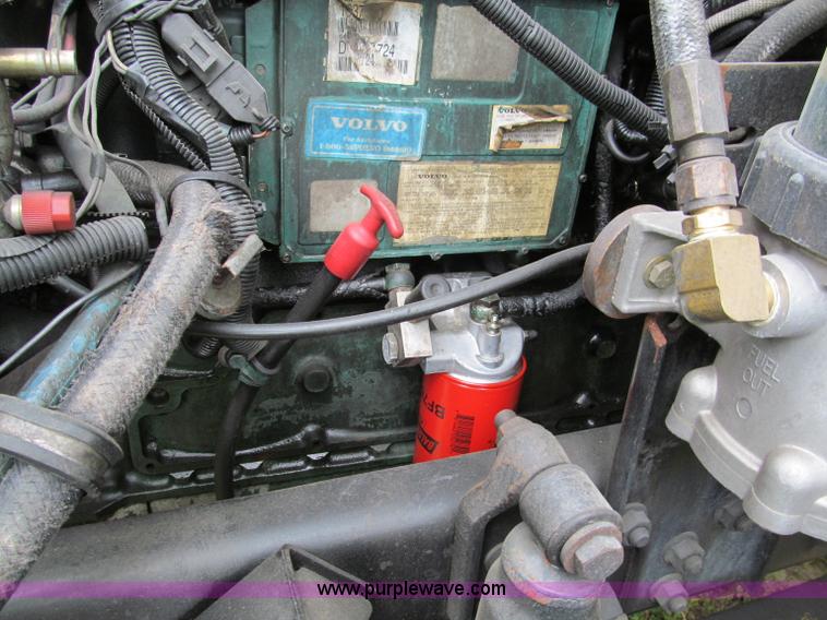 image for item F5065 1996 Volvo 64T semi truck