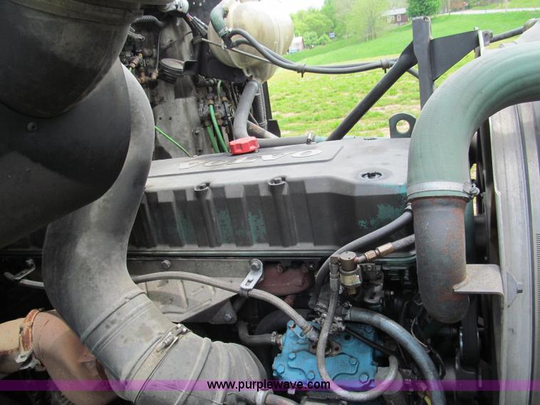 image for item F5065 1996 Volvo 64T semi truck