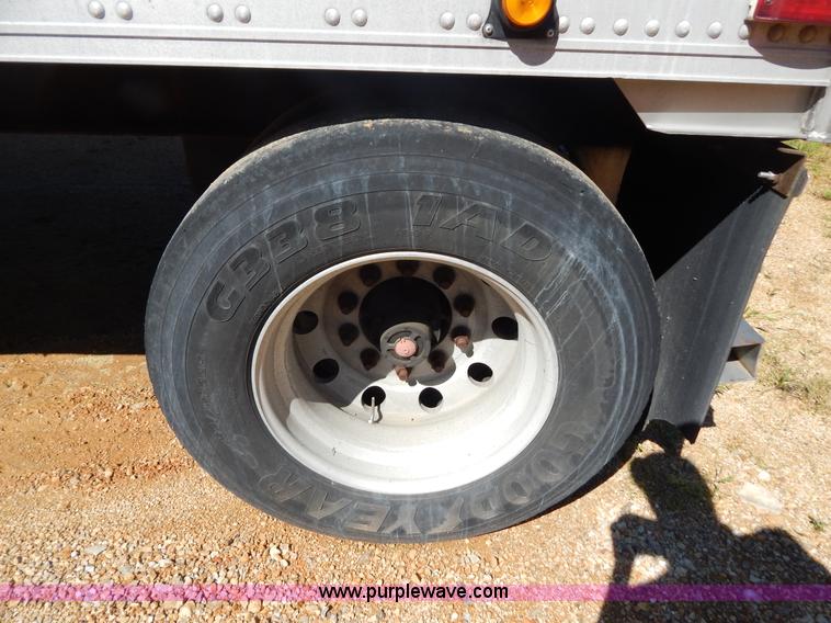 image for item G3211 2005 Utility 3000R 48' spread axle reefer trailer