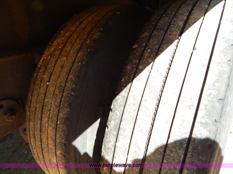 image for item G3211 2005 Utility 3000R 48' spread axle reefer trailer