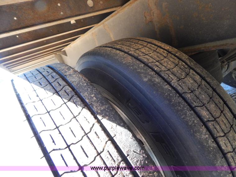 image for item G3211 2005 Utility 3000R 48' spread axle reefer trailer