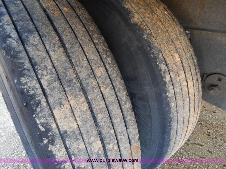 image for item G3211 2005 Utility 3000R 48' spread axle reefer trailer