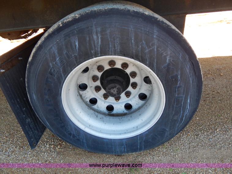 image for item G3211 2005 Utility 3000R 48' spread axle reefer trailer