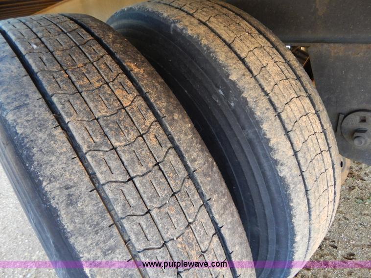 image for item G3211 2005 Utility 3000R 48' spread axle reefer trailer