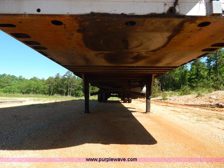 image for item G3211 2005 Utility 3000R 48' spread axle reefer trailer